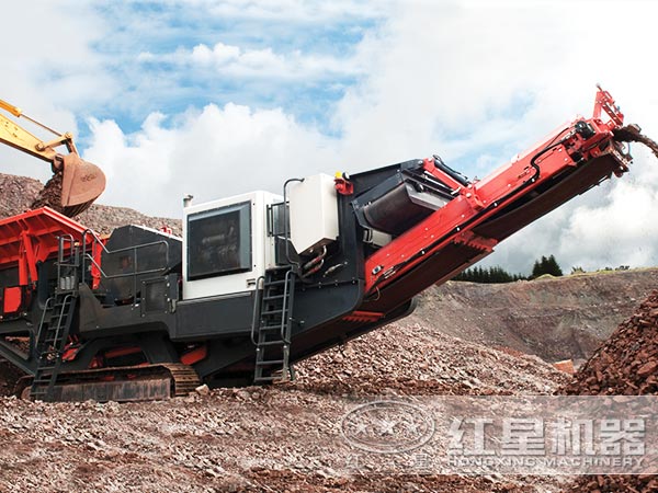 履帶式建筑垃圾粉碎機工作現場