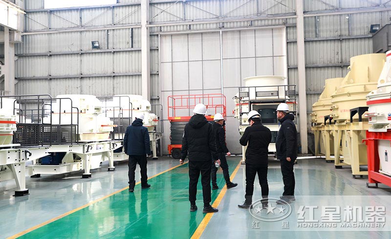 用戶來(lái)廠實(shí)地考察機(jī)制砂生產(chǎn)設(shè)備