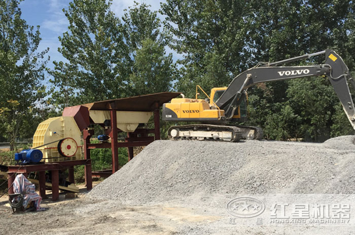 重錘式破碎機(jī)工作現(xiàn)場