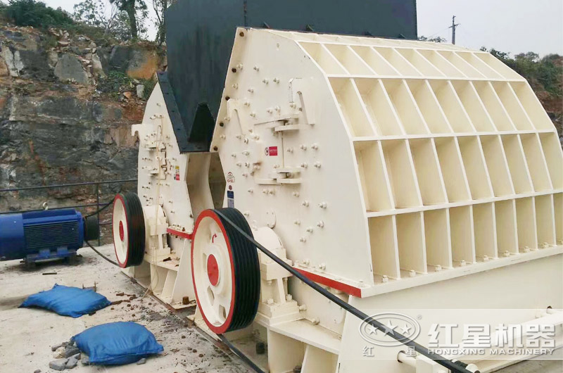 大型錘式破碎機工作現場