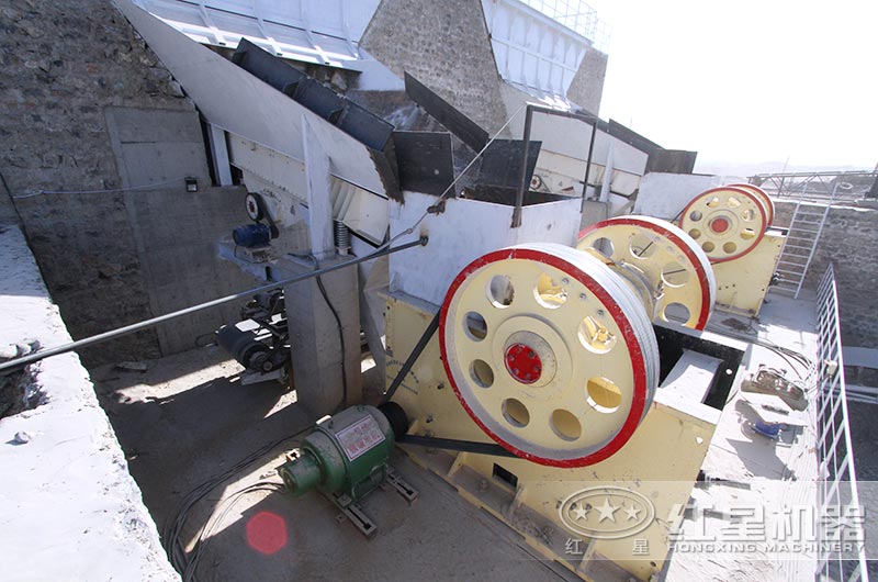 顎式破碎機工作現場