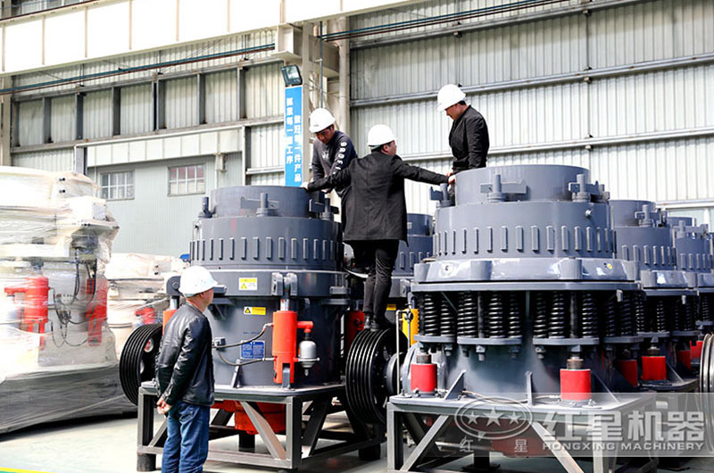 技術(shù)人員在為用戶講解圓錐破的破碎原理中 技術(shù)人員在為用戶講解圓錐破的破碎原理中