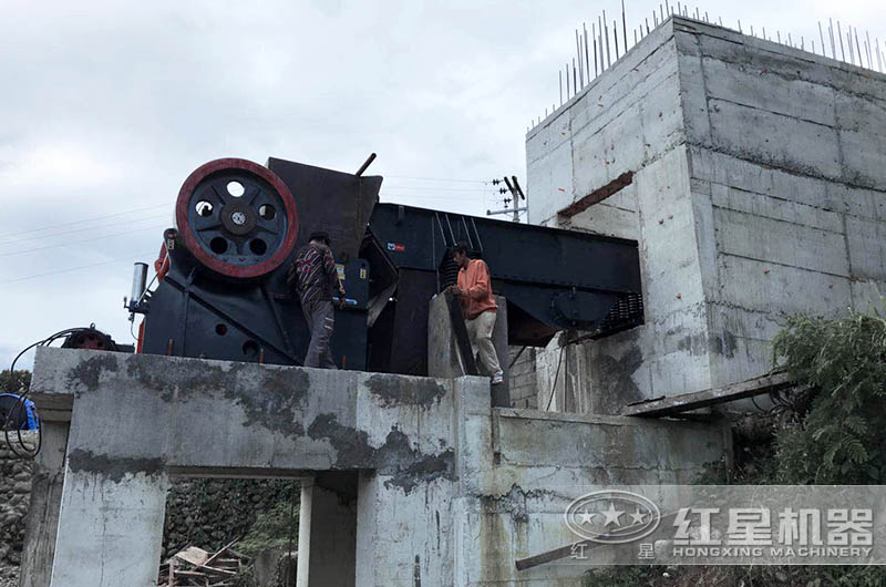 大型鱷式碎石機(jī)設(shè)備不同、型號不同、報價不同